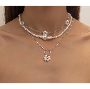 Náhrdelník B-TOP Vintage třívrstvý náhrdelník s perlovými květy