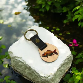 Dřevěná klíčenka s kůží - kapr
