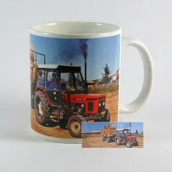 Hrnek s traktorem a vlečkou