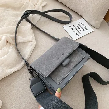 Dámská módní menší kabelka se širokým crossbody popruhem Barva: Šedá