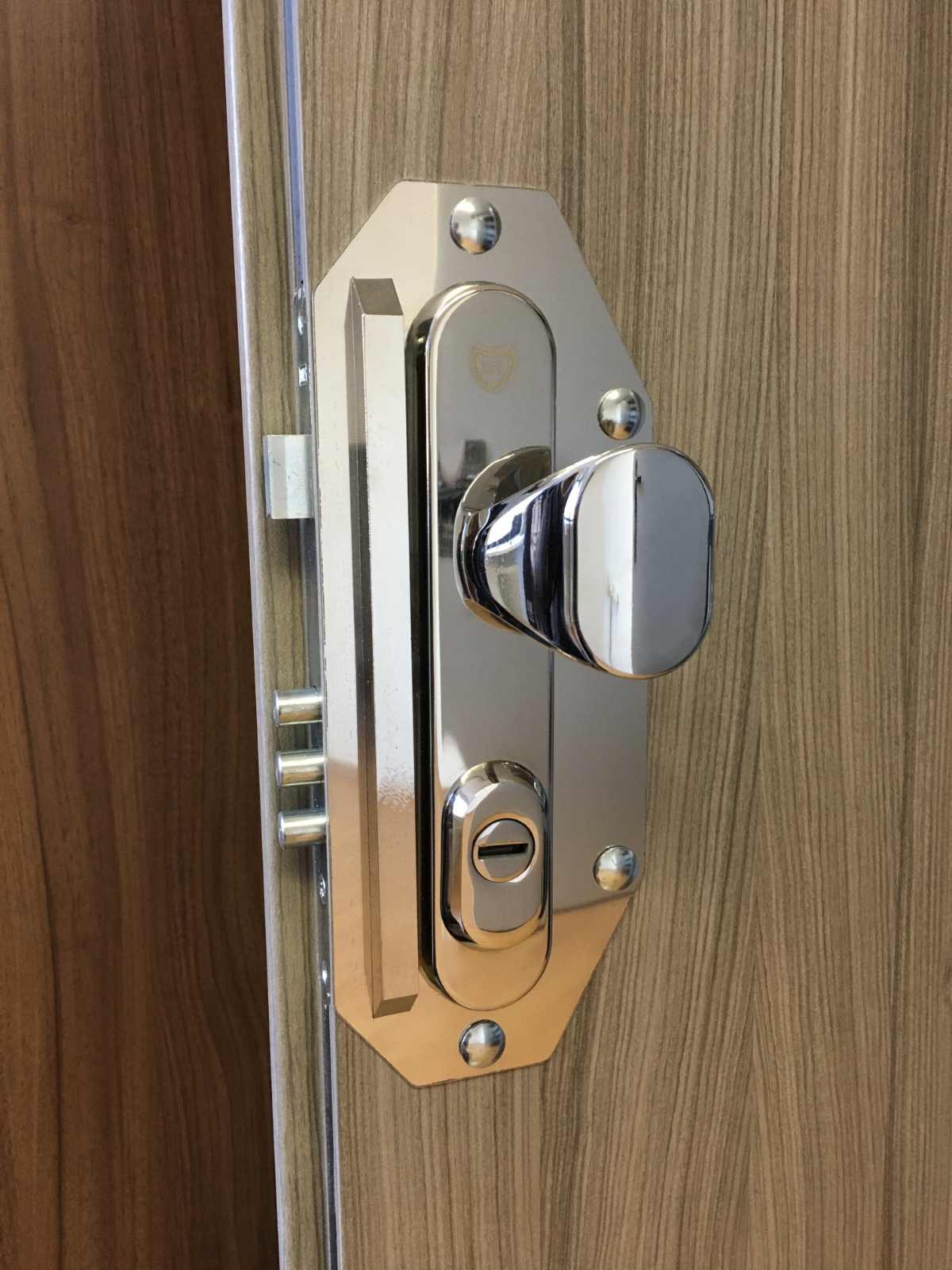 SADA: Bezp. štít s výstuží BEST-604 + Bezp. kování na zárubeň s řetězem KSŘ-202 + Bezp.kování R4-FEST + Bezp. vložka Mul-T-Lock MTL300 + Zadlabaci zámek K-114