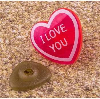 Hračka pro nejmenší Čumáček, srdíčko červené - 2,3 x 2,6 cm