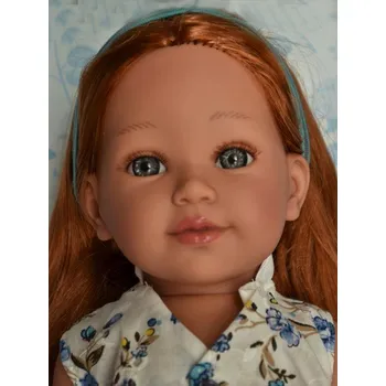 Panenka Realistická panenka Coral v bílé blůzce s modrými květy od firmy Vestida de Azul (Coral - 45 cm)