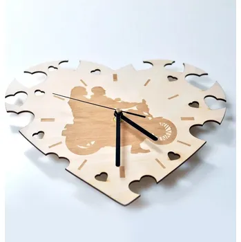 Žertovný předmět Pár na motorce - dřevěné nástěnné hodiny s gravírováním