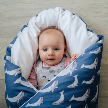 Zavinovačka Lily is sailing Péřová zavinovačka - Velrybí rodinka modrá Velikost: 80 x 80 cm, Varianta: povlak zavazování páskem