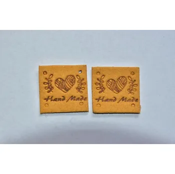 Koženkový štítek čtverec srdce Hand made 2,5x2,5 cm hořčicový