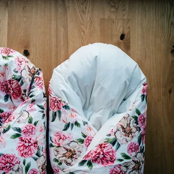 Zavinovačka Lily is sailing Péřová zavinovačka - Pivoňka bílá bavlna Velikost: 80 x 80 cm, Varianta: povlak zavazování páskem