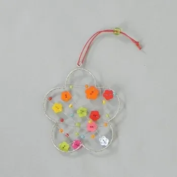 Zahradní dekorace Květinka závěs s knoflíky drát/plast mix (HHI-18156SB)