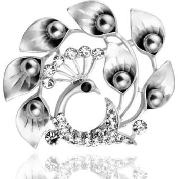 Brož B-TOP Elegantní postříbřená brož Páv s perlami