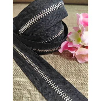 Zip Zip kovový šíře 5 mm metráž barva černá