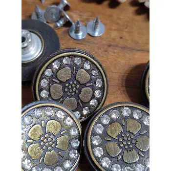 Knoflík Riflový knoflík průměr 24 mm barva staromosaz s kamínky