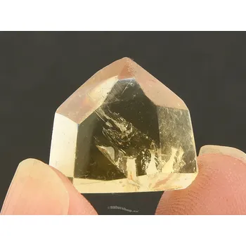 Přírodní kámen Záhněda světlá špice mini z Madagaskaru 5g