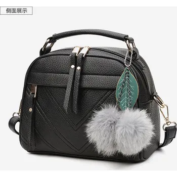 Kabelka Dámská menší oblá kabelka s chlupatým přívěskem Barva: Černá