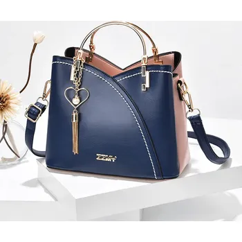 Kabelka Dámská menší kabelka se srdíčkovým přívěskem Barva: modrá