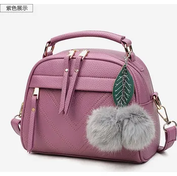 Dámská menší oblá kabelka s chlupatým přívěskem Barva: Fialová
