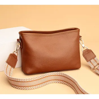 Kabelka Designová dámská "crossbody" kabelka s výrazným popruhem Barva: hnědá 2