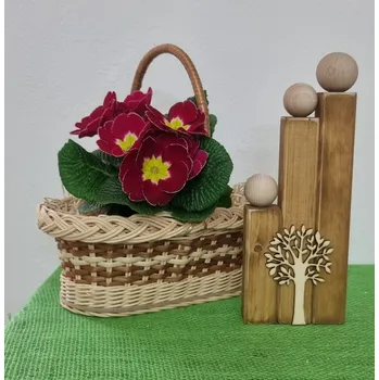 Harmonická rodina ze dřeva se stromem