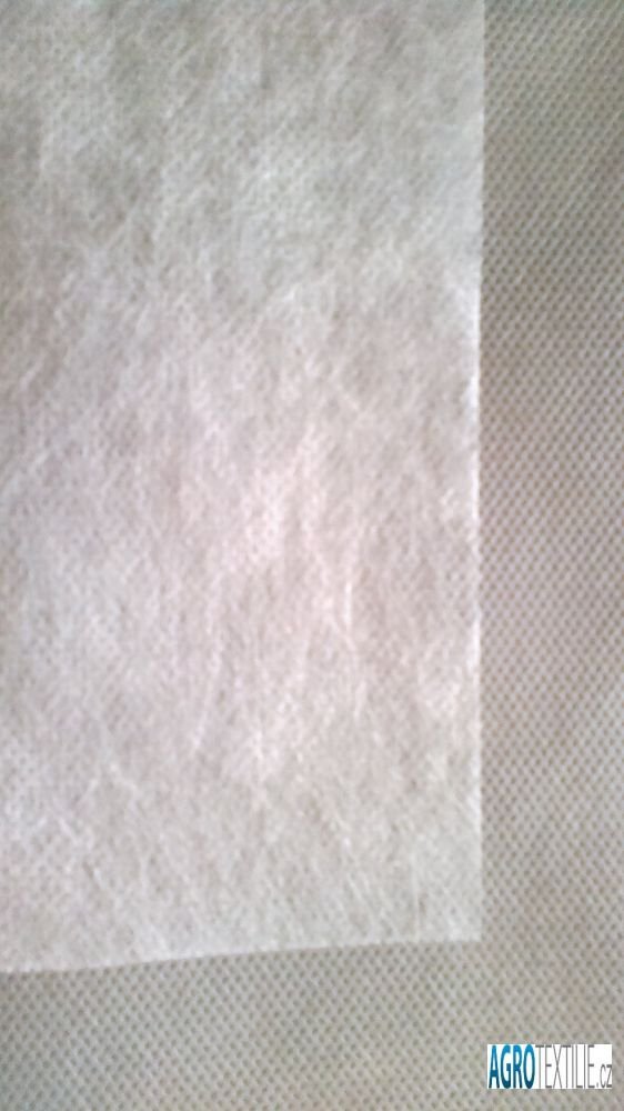 Netkaná textílie bílá 50g 1,6m x 25m váha role 2kg (Bílá netkaná zakrývací textilie 50g/m2 role 2kg cena za bm v šíři 1,6m 10Kč bez DPH)