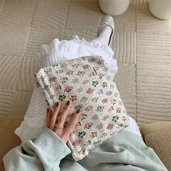 Kosmetická taška Velká kosmetická taška s květinovým motivem - B