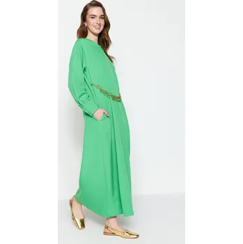 Dámské šaty Trendyol zelené večerní šaty z krepu s řetízkovým pasem a řetízkovým páskem, v pohodlném střihu Trendyol zelená 2108849