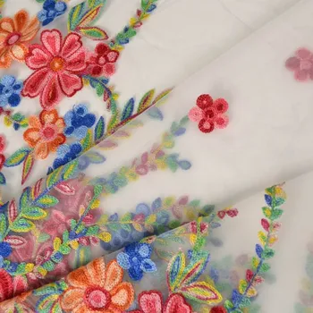 Vyšívaný tyl Carmen bílý - barevné květiny