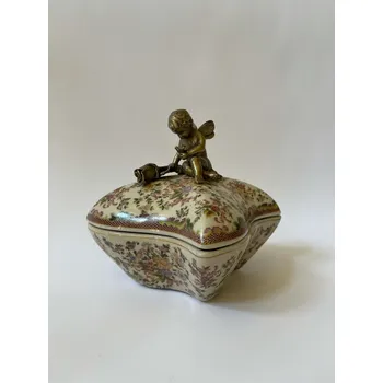 PORCELÁNOVÁ DÓZA S VÍKEM A MOSAZNÝM ANDĚLEM -