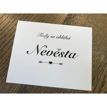 Svatební dekorace Svatba-eshop Cedulka Tady se obléka nevěsta s šípy a srdíčkem - cedulka výzdoba na svatební dveře
