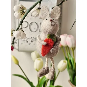 Bytová dekorace Šedý plstěný závěsný králíček s mrkvičkou Magiccal - 13cm