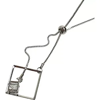 Řetízek Dlouhý stříbrný dámský řetízek s přívěškem - kostka