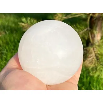 Drahý kámen Magieprirody.cz Kalcit bílý koule 91 mm 1060 g přírodní kámen + dřevěný podstavec #B478
