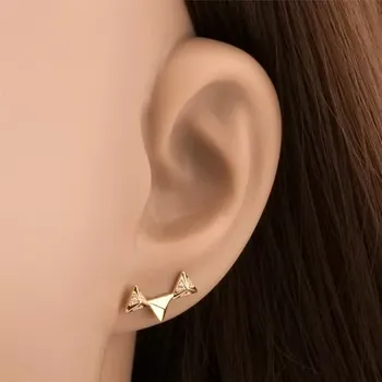 Náušnice Náušnice ve žlutém 14K zlatě - tři blýskavé jehlany spojené do oblouku, zirkonky