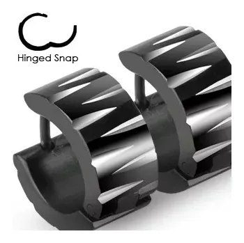 Náušnice Kruhové ocelové náušnice - černé, cik cak zářezy stříbrné barvy