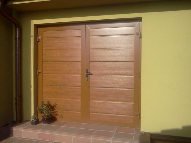 Dvoukřídlá hliníková garážová vrata Kružík dekory dřeva šířky 2500 a výšky 2000 mm.Záruka 10 let Barva: Zlatý dub