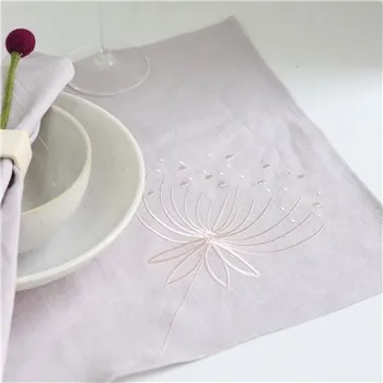 prostírání Vyšívané lněné prostírání v barvě taupe s květinou