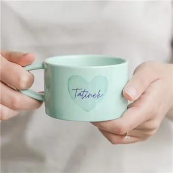 Pastelově zelený hrneček se jménem