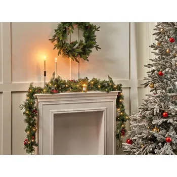 Vánoční dekorace Vánoční girlanda zelená Syntetický materiál 270 cm osvětlená s LED světly Sezónní dekorace Zimní sváteční zeleň Beliani
