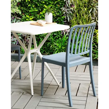 Sada 2 zahradních židlí modrá plastové skládací lehké židle do interiéru a exteriéru odolné vůči povětrnostním vlivům Beliani