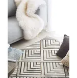 Koberec z Hovězí Kúže Béžove Patchworkové Geometrické Vzory 140 x 200 cm Beliani