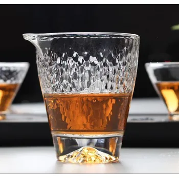 Japonský styl reliéfně zdobené sklo čajového moře (chahai nebo fairness cup) - vzor kladiva