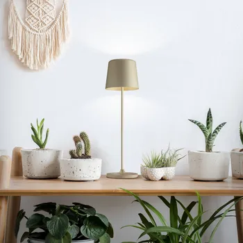 Venkovní osvětlení Brilliant Nabíjecí stolní lampa LED Kaami, stmívatelná, zlatá matná zlatý mat 1 x 2 W LED - Doprava zdarma