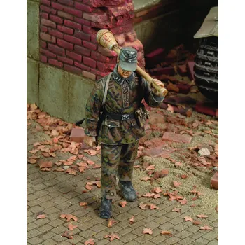 Plastikový model Royal Model 1/35 SS-Panzergranadier-Rgt (Stumont)WWII