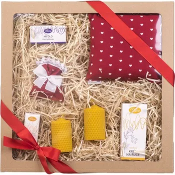 Kosmetická sada Pleva Voňavé potěšení - Bylinný polštářek na dobrý spánek 17 x 17 cm, Mýdlo, které překvapí 100 g, Medový balzám na rty tyčinka s příchutí vanilky 7 g, Medový krém na ruce 50 g, 2x Svíčka ze včelího vosku šíře 40 mm výška 67 mm, Bylinný pytlíček s levandu