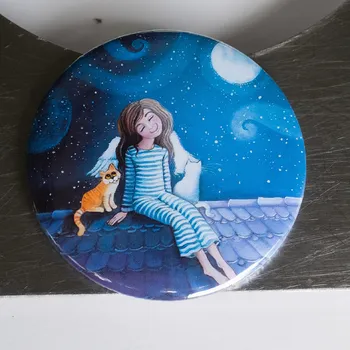 Dekorativní magnet Zuzana Honsová Andělka na střeše - magnet 56 mm