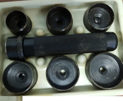 Sada kruhových výsečníků na kůži a gumu - průměr 20-32 mm. (Německo. Sada 7 ks. Úderník obsahuje hrot s pružinou. Výsečníky není nutné pracně vytahovat z vysekávaného materiálu. Napište, sdělím další podrobnosti. )