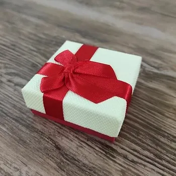 Dárková krabička Papírová krabička s červenou mašlí 5,5x5,5x2,3