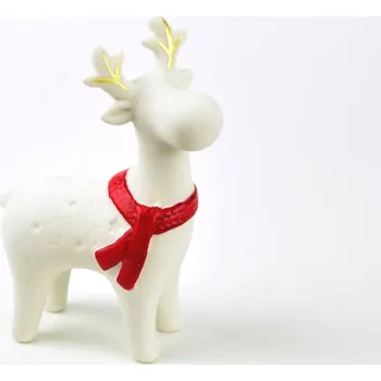 Vánoční dekorace Sobík keramický s červenou šálou 9x13 cm