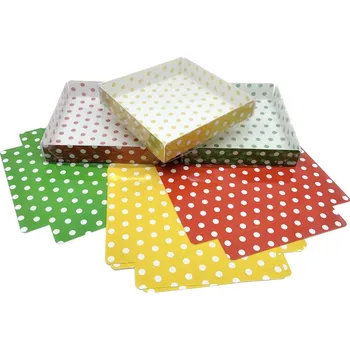 Dárková krabička Oboustranná dárková krabička v barvě červené, zelené a žluté s puntíkem a průhledným víkem 13x13x2,5 cm