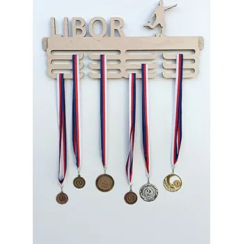 věšák na medaile Věšák na medaile se jménem pro fotbalisty přírodní dřevo