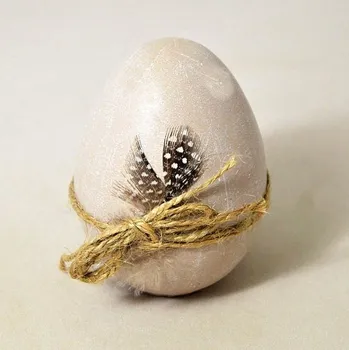 Velikonoční dekorace Vejce polyston - béžové s peříčkem - 90 mm