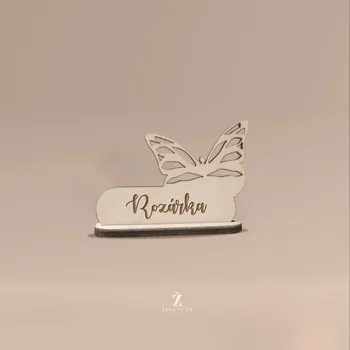 Svatební dekorace Dřevěná jmenovka s gravírováním vlastního jména MOTÝLEK Množství: 25 Ks